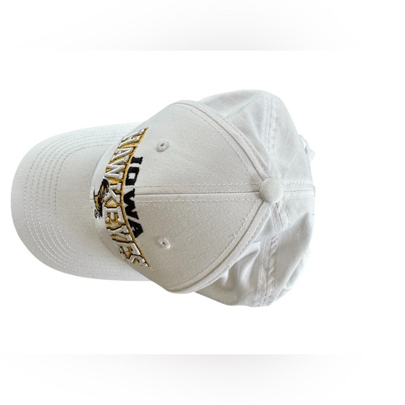Iowa Hawkeyes Retro Style White Snapback Cap Hat - Captivating Headwear NCAA - Picture 2 of 5